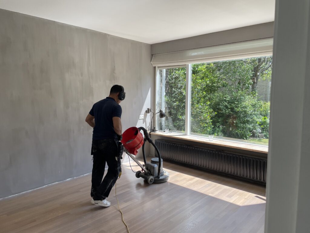 Vakman aan het werk met schuurmachine